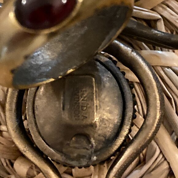 V. RARE 90's Linda Levinson Matte Gold, Rhinestone & Garnet Spider Ring, signed. - Picture 8 of 11